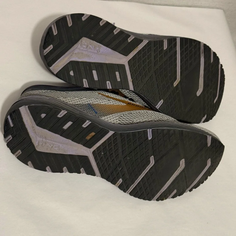 Brooks Revel 7 Sneakers - size 10